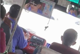 Đình chỉ tài xế xe buýt một tay lái xe, một tay nghe điện thoại trên phố Sài Gòn