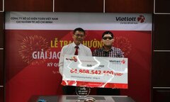 Chủ nhân giải Vietlott gần 65 tỷ đồng bịt mặt đến nhận thưởng