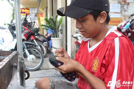 Chàng trai sửa giày miễn phí cho người nghèo có quan điểm sống lạ