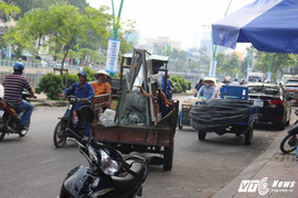 Sợ CSGT xử phạt, xe 'máy chém' xếp hàng núp sau ô tô ở Sài Gòn