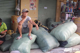 Tạm đóng chợ Bình Tây, hàng ngàn tiểu thương rầu rĩ thu dọn hàng