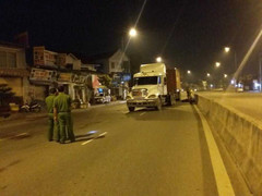 Đối đầu xe container, người đàn ông bị cán chết