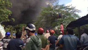 Hơn 100 cảnh sát lao vào 'biển lửa' cứu xưởng nón bảo hiểm