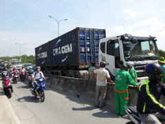 Cầu Phú Mỹ kẹt xe dài 5km, hàng nghìn phương tiện đứng 'chôn chân'