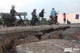 Rợn người hàng trăm nam nữ sinh viên Sài thành hẹn hò trên bờ kè 'tử thần'