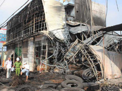 Chồng chở vợ con húc tung cửa sắt, lao qua biển lửa thoát thân