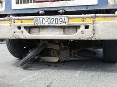 Người phụ nữ chết thương tâm dưới gầm xe container