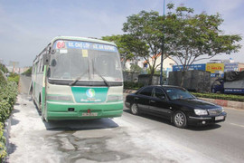 Xe buýt bốc cháy ngùn ngụt giữa phố Sài Gòn