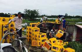 Xe chở 500 két bia lật xuống ao, điều kỳ diệu đã xảy ra