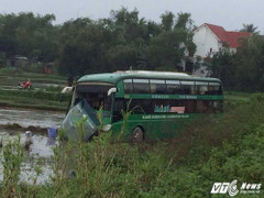 Xe khách lao xuống ruộng, hành khách đập cửa kính thoát thân