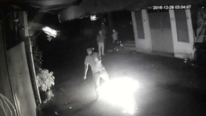 Video: 3 thanh niên phóng hỏa, đốt quán ốc giữa khuya ở Sài Gòn
