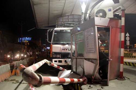 Xe tải đâm thẳng trạm thu phí, hất văng bảo vệ ra ngoài