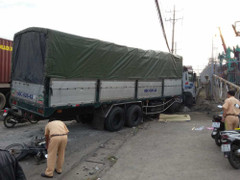 Xe tải 'cướp' làn xe máy, cuốn người đàn ông vào gầm