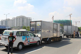 Xe tải mất lái, 5 ô tô tông nhau liên hoàn trên đại lộ ở Sài Gòn