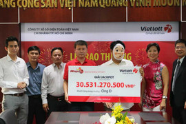 Khách hàng ở TP.HCM đeo mặt nạ nhận giải Vietlott hơn 30 tỷ