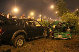 Xe taxi bị 'vo viên' sau tai nạn kinh hoàng