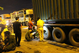 Cướp làn xe máy, container tông chết người rồi bỏ trốn