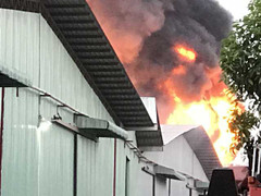 Cháy lớn kho chứa hóa chất ở Sài Gòn