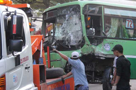 Container lao đầu vào xe buýt khiến hàng chục người nhập viện: Thông tin mới nhất