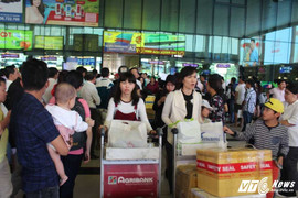 Khách đến sớm hơn 2 tiếng đồng hồ, xếp hàng chật kín sân bay về quê ăn Tết