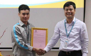 Nhặt được 100 triệu đồng, nhân viên sân bay trả lại cho khách