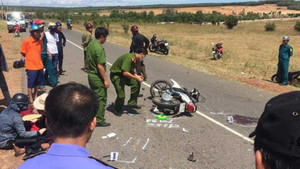 Mùng 1 Tết: Xe máy đối đầu, 2 người chết thảm