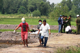 Người đàn ông cùng xe máy cháy đen bên bờ ruộng ở Sài Gòn