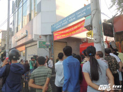 5 người kêu cứu trên nóc tòa nhà cháy đỏ rực ở Sài Gòn