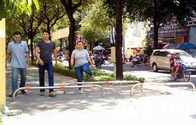 Lắp barie trên vỉa hè ở Sài Gòn: 'Nếu người đi bộ bị thương tích, đơn vị lắp đặt phải chịu trách nhiệm'