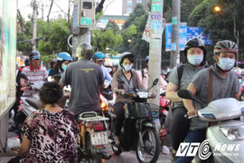 Đường phố Sài Gòn kẹt cứng, xe máy 'đại náo' trạm chờ xe buýt ngày Valentine