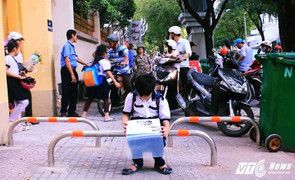 Barie trên vỉa hè ở Sài Gòn bị 'vô hiệu hóa': Đề nghị xem xét lại việc lắp đặt