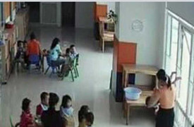 Phẫn nộ giáo viên dốc ngược đầu trẻ, dọa vứt ra ngoài cửa sổ