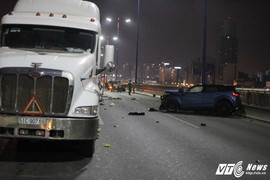 Ô tô tông container trên cầu Sài Gòn, một cô gái chết thảm