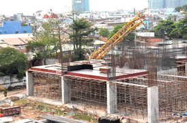 Cần cẩu dài hàng chục mét 'giáng' xuống phòng trọ giữa Sài Gòn