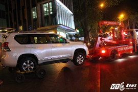 Video: Ông Đoàn Ngọc Hải 'xử' 2 ô tô biển ngoại giao chiếm hết vỉa hè trước khách sạn 5 sao