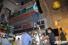 Thấy ông Đoàn Ngọc Hải từ xa, người dân 'tự xử' biển quảng cáo vi phạm