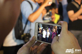 Ông Đoàn Ngọc Hải dẹp vỉa hè: Khách Tây tò mò đứng xem, giới trẻ ngưỡng mộ chụp ảnh