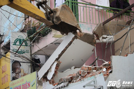 Ông Đoàn Ngọc Hải chỉ đạo đập bỏ trụ sở khu phố ‘cướp’ vỉa hè