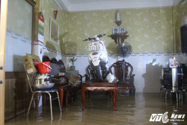 Mưa ngập bất thường, người Sài Gòn đưa xe máy lên bàn tránh lụt