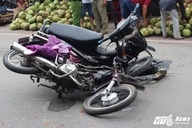 Đi ngược chiều, 2 thanh niên xăm trổ gây tai nạn rồi bỏ trốn