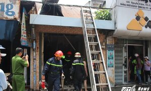 Giải cứu 2 vợ chồng ngủ say trong ngôi nhà đang bốc cháy
