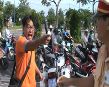 Bị đo nồng độ cồn, nam thanh niên ném điện thoại, đánh CSGT