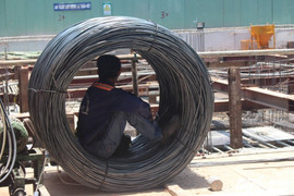 Người dân Sài Gòn oằn mình chống chọi với nắng nóng đỉnh điểm