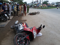 Đi ngược chiều gây tai nạn, tài xế xe máy mặc nạn nhân bỏ chạy gây phẫn nộ