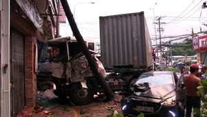 Xe container tông hàng loạt phương tiện, cán chết bé 3 tuổi ở Sài Gòn