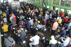 Dân kéo về Sài Gòn sau dịp nghỉ lễ, phà Cát Lái đông nghịt người