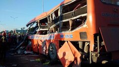 Xe tải tông xe khách ở Gia Lai, 34 người thương vong
