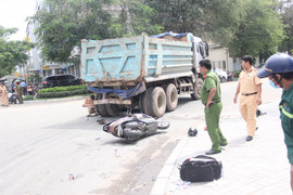 Người phụ nữ chết thảm dưới bánh xe tải chở vật liệu ở sài Gòn