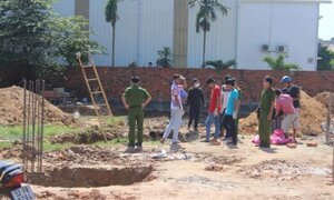 Người đàn ông chết thảm cùng xe máy dưới hố công trình