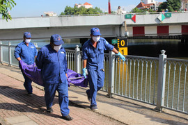 Tá hỏa phát hiện thi thể phụ nữ nổi dưới kênh Nhiêu Lộc – Thị Nghè